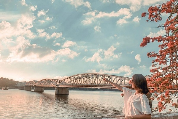 Đoạn sông Hương chảy qua cầu Trường Tiền