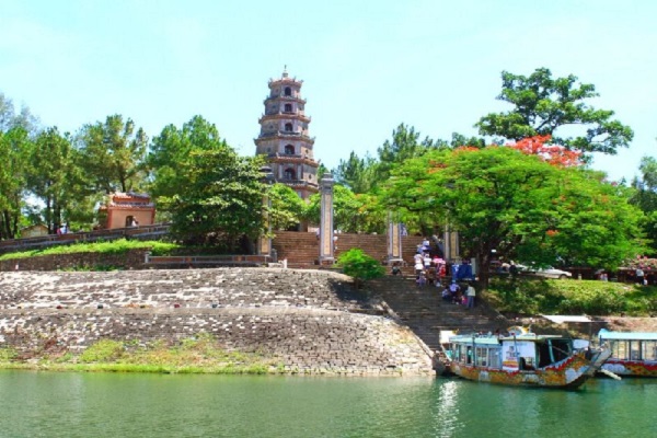 Một đoạn sông Hương tại chùa Thiên Mụ và từ đỉnh đồi Thiên An