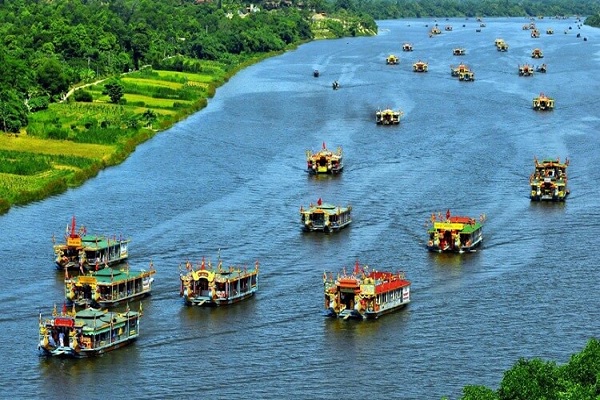 Một đoạn sông Hương tại điện Hòn Chén