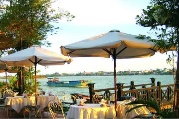 Do vị trí và giá trị lịch sử của quán, Brothers Cafe là một trong những Cafe đẹp Hội An
