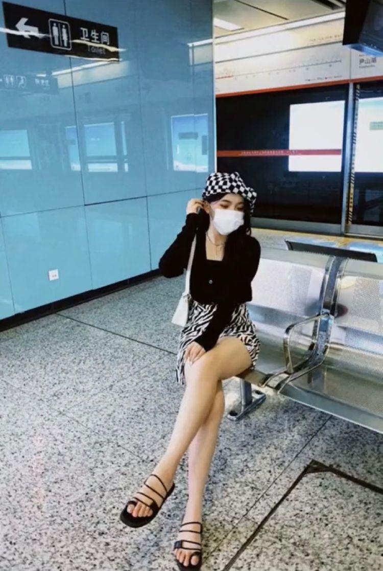 Tạo dáng khi ngồi ở băng ghế chờ