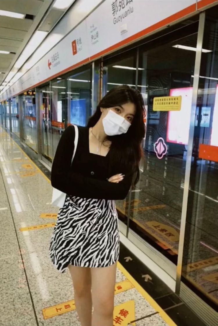 Khoay tay và tạo dáng chụp ở trước tàu điện