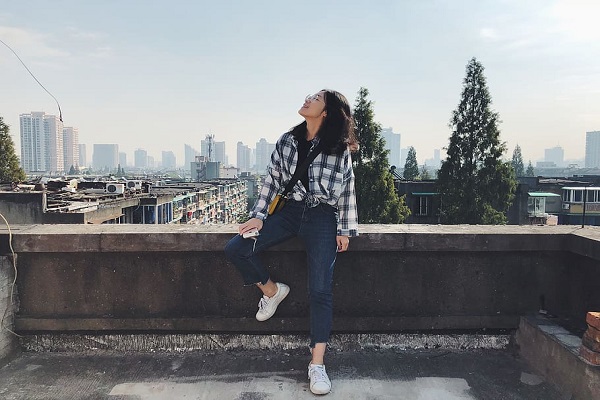 Dựa lưng vào hành lang khiến bạn trở nên hòa nhập với phong cảnh