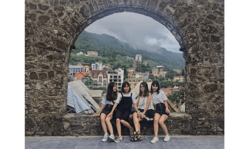Diện đồ cùng hội bạn thân để có những bức ảnh xinh xắn
