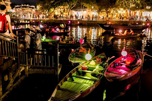 Vẻ đẹp mê hoặc của sông Thu Bồn về đêm