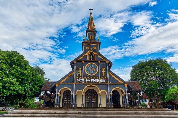 Nhà thờ Kontum mang kiến trúc Châu Âu
