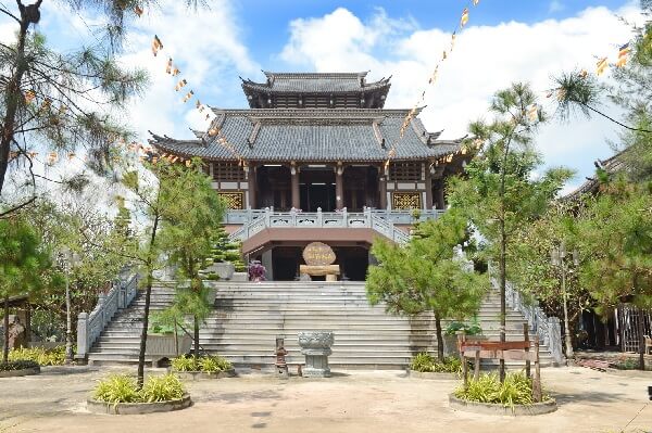 Tu viện luôn thu hút nhiều người đến đây