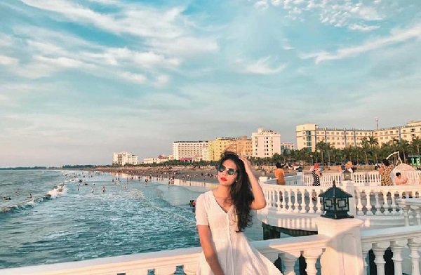 Thả dáng tự nhiên với mái tóc dài