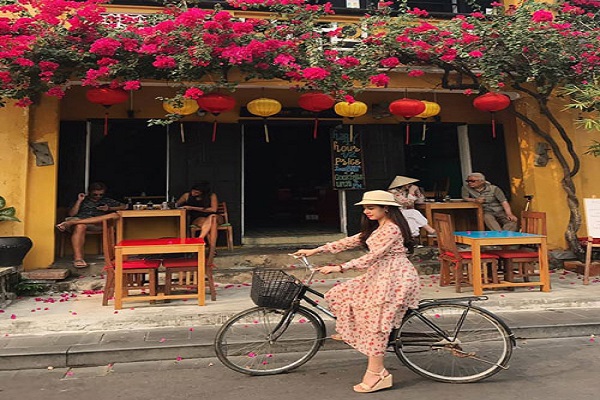 Chạy xe đạp ở khu phổ cổ Hội An tạo nên những bức hình “nên thơ”