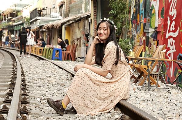 Đường ray xe lửa Hà Nội chưa bao giờ hết “sốt”