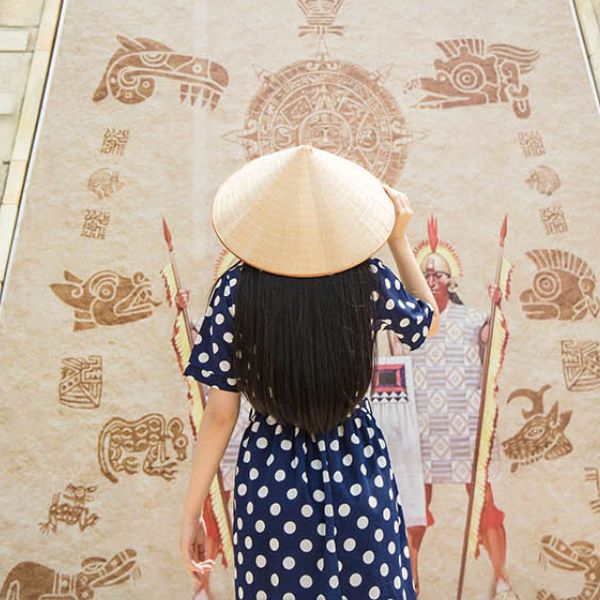 Chụp ảnh sau lưng cũng là một cách khoe người yêu khiến mọi người phải tò mò