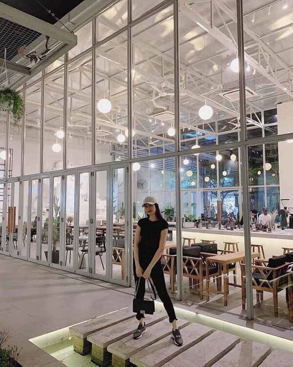 Không gian thoáng đãng của Ollin Café