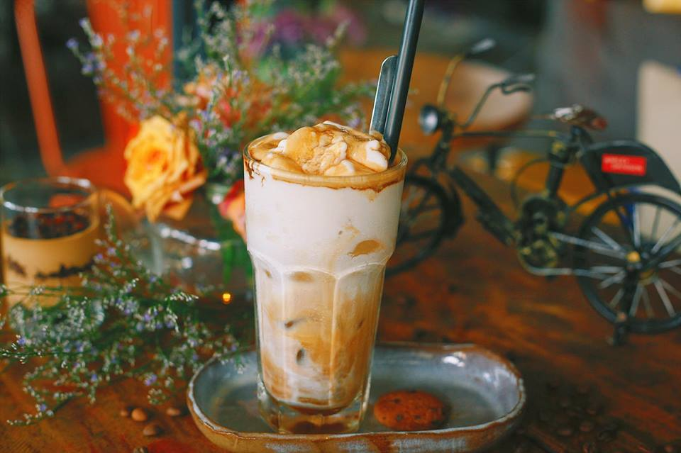 Đạo cụ tô điểm thêm cho ly cà phê hấp dẫn