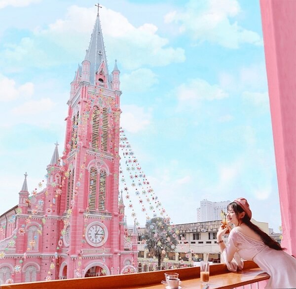 Nhà thờ với màu sắc nổi bật