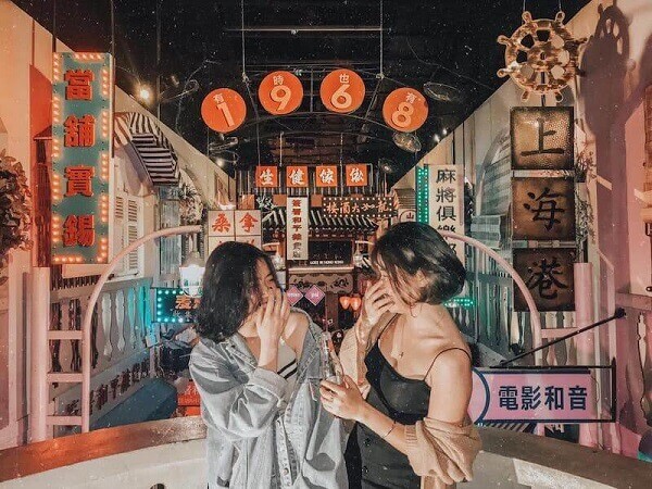 Tạo nên những bộ ảnh đậm chất Hongkong cùng 1998 Cam