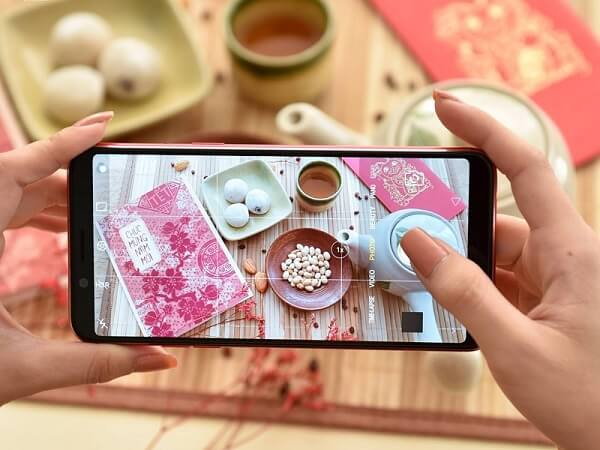Giữ chắc điện thoại để giúp bức ảnh có độ sắc nét, không bị nhòe