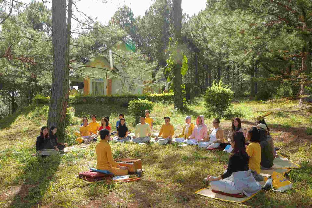 Buổi tập yoga bình minh trên bãi biển tại resort cao cấp Việt Nam - nguồn từ VietOne Travel