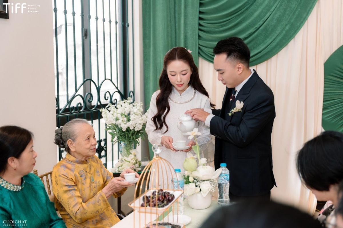 Buổi gặp mặt hai gia đình lần đầu trước khi cưới — không khí ấm cúng, thân tình