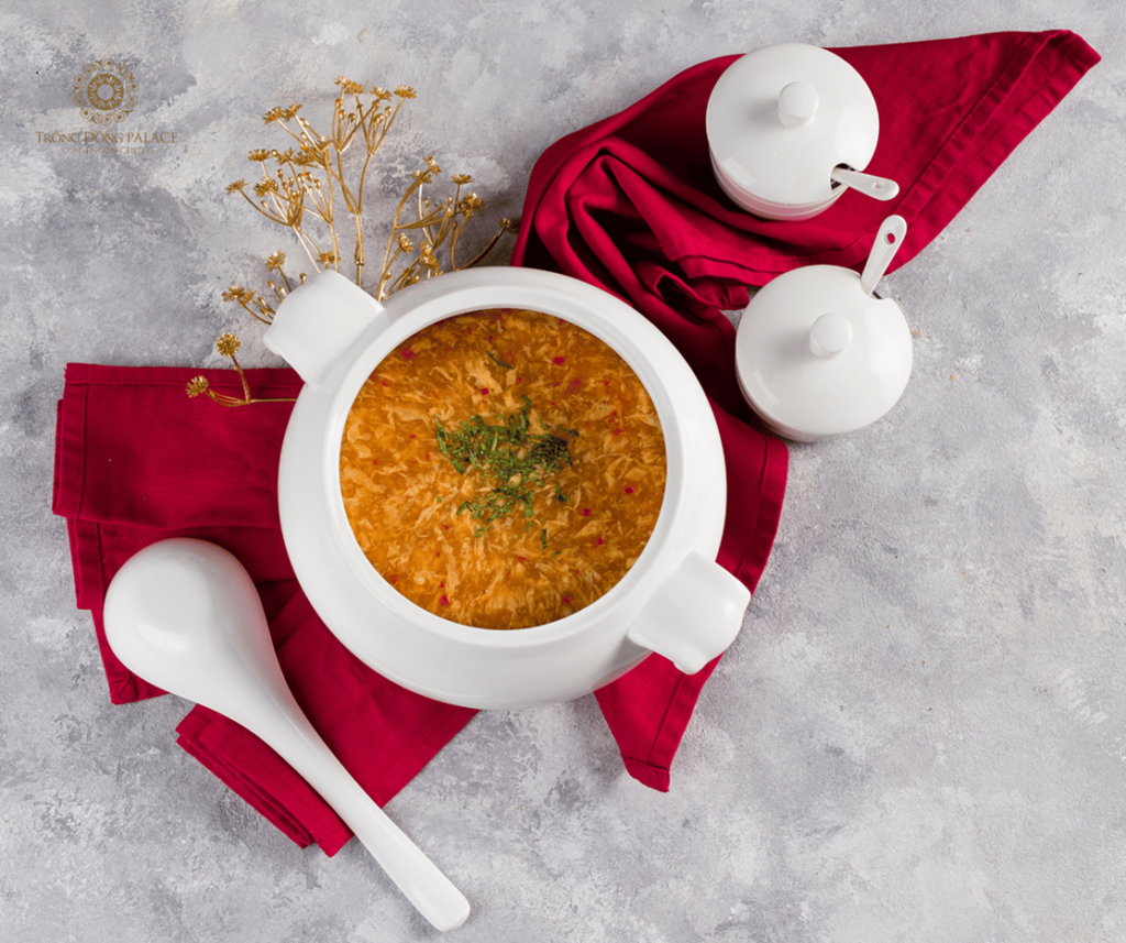 Món chính trong thực đơn cưới cao cấp: cá hồi, bò Mỹ phong cách Fusion