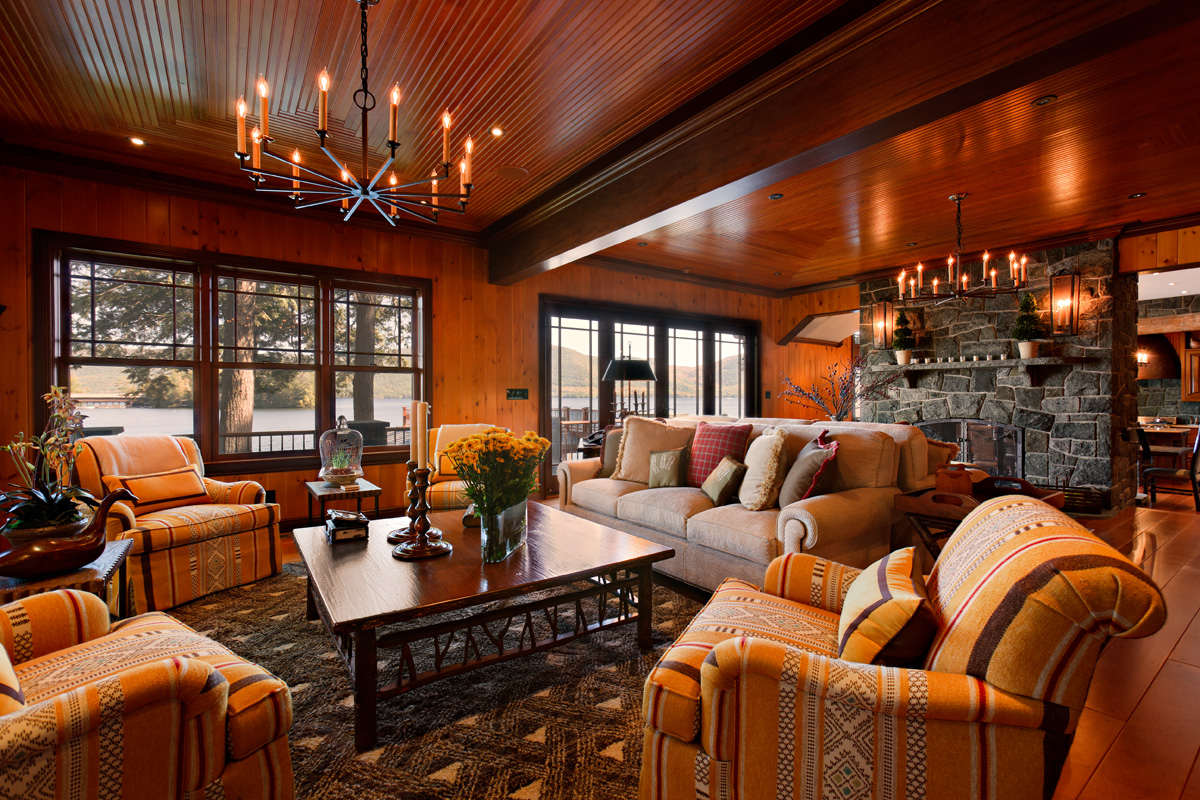 Phòng ngủ với màu sắc ấm áp: plum, rust, và vàng mật ong tạo không gian thoải mái