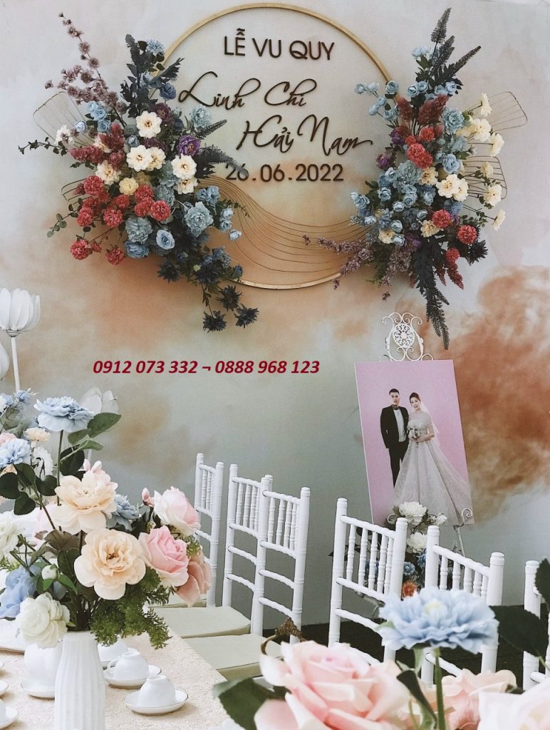 Trang trí tiệc cưới ngoài trời với hoa và ruy băng lãng mạn