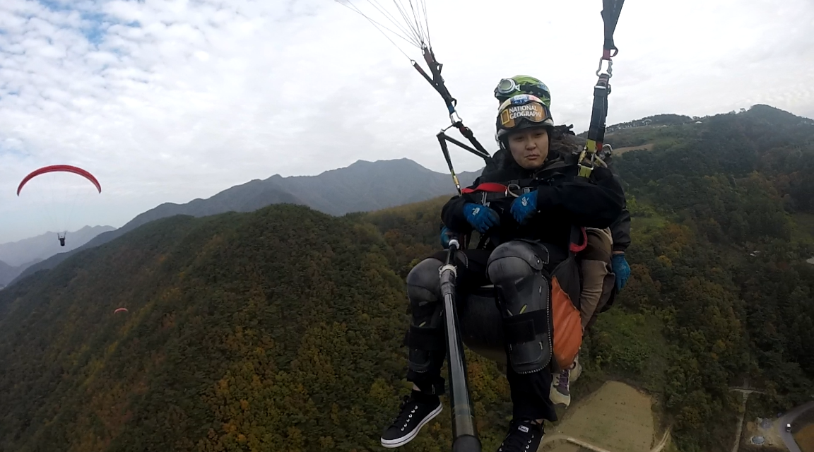 Toàn cảnh thành phố Kota Kinabalu và biển Đông từ điểm cất cánh dù lượn