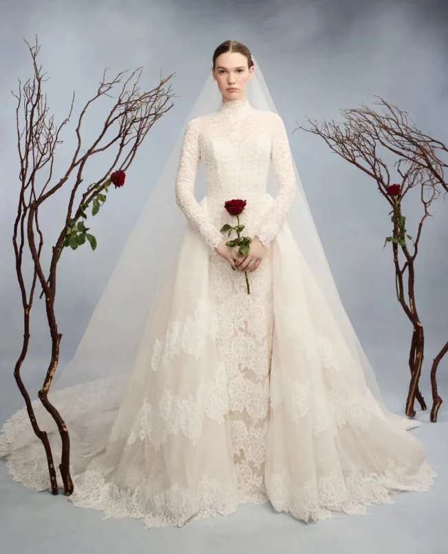 4 mẫu crazy lace - ren tinh xảo phức tạp che phủ toàn bộ váy, độ cao ngày càng tăng