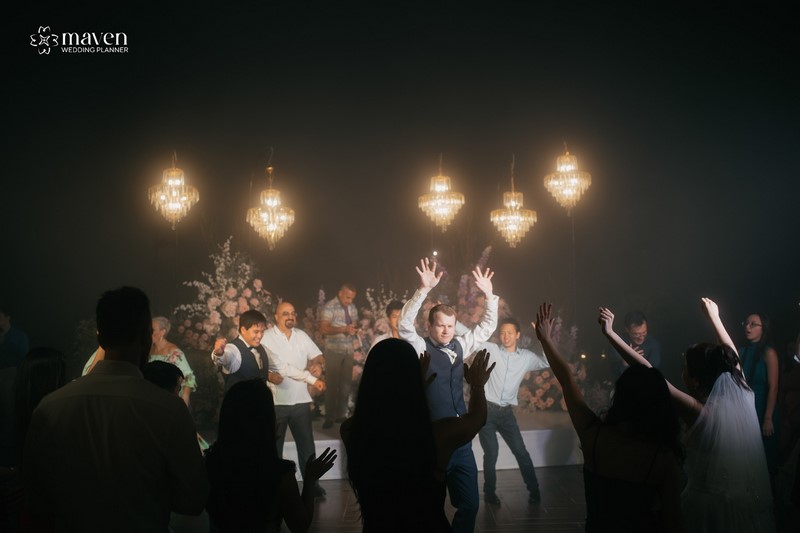 Thiết kế bàn tiệc cưới cá nhân hóa với bảng màu Mocha Mousse 2025