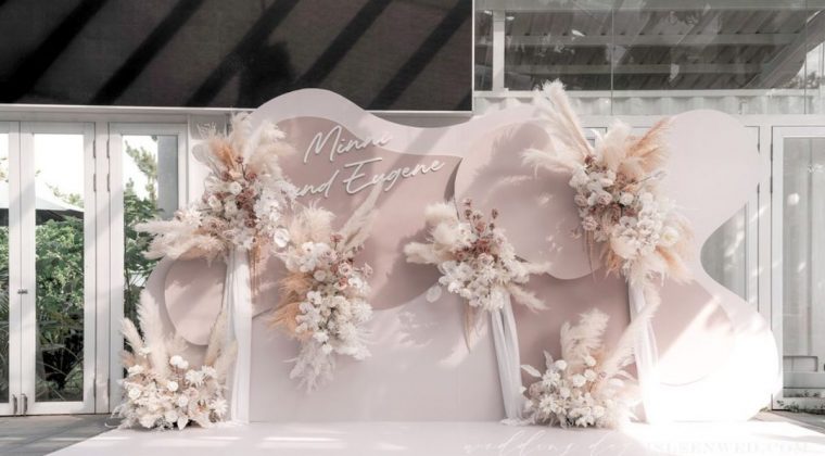 Trang trí tiệc cưới nghệ thuật 2026 — xu hướng floral sculpture và ánh sáng