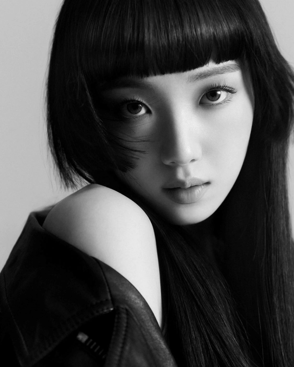 Lee Sung Kyung mặc blazer công sở trong phim Mùa Em Rực Rỡ — set 1