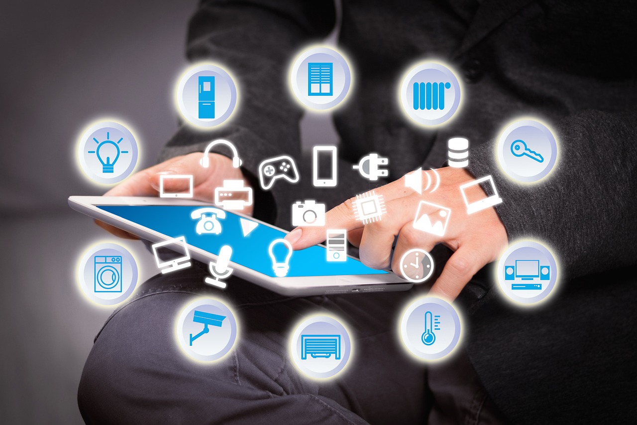 Phòng khách hiện đại với công nghệ thông minh tích hợp vô hình, điều khiển qua giọng nói