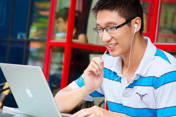 Các nền tảng học tiếng Anh online miễn phí được khuyến nghị: Duolingo, FluentU, Tienganh123