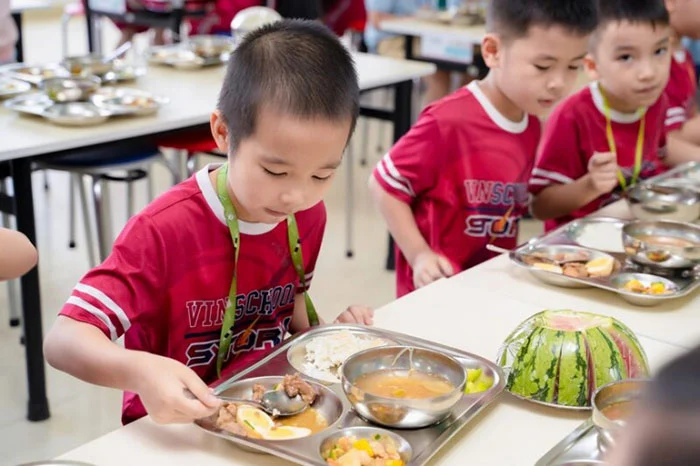 Tự lập là đức tính cần trang bị từ sớm cho trẻ — tránh bảo bọc quá mức - nguồn từ Vinschool