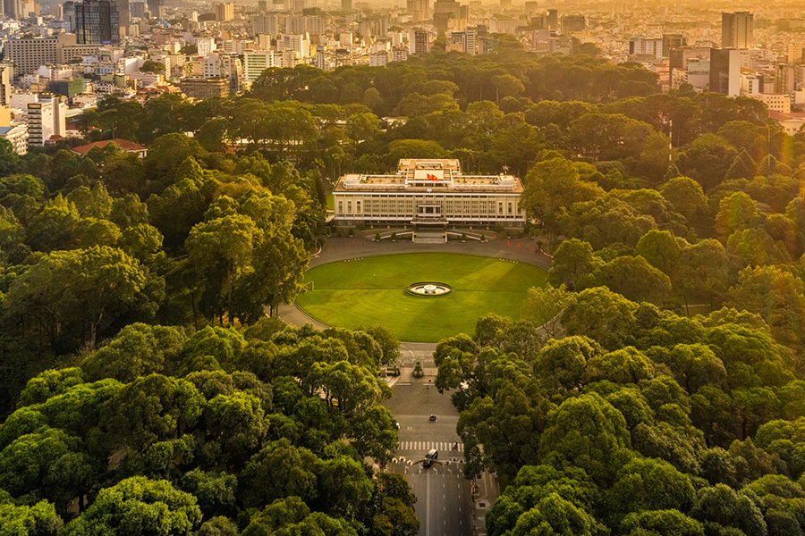 Tiệc cưới ngoài trời tại Dinh Độc Lập TP.HCM — bãi cỏ rộng lớn, không gian lịch sử độc đáo, sức chứa 1.500+ khách