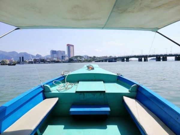 Hoàng hôn tại Hòn Chồng, Nha Trang, với tảng đá khổng lồ và mặt biển yên lặng