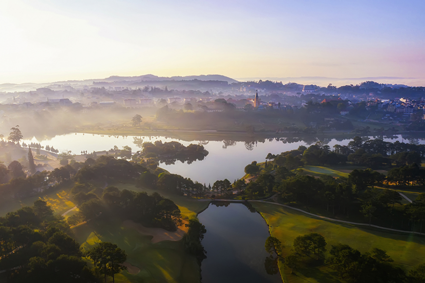 Nắng sớm bên hồ Xuân Hương, Đà Lạt — thành phố mờ sương với kiến trúc Pháp cổ điển, điểm đến hoài cổ lãng mạn hàng đầu Việt Nam