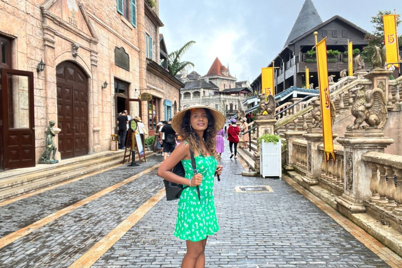 Người trẻ du lịch một mình với ba lô khám phá thế giới