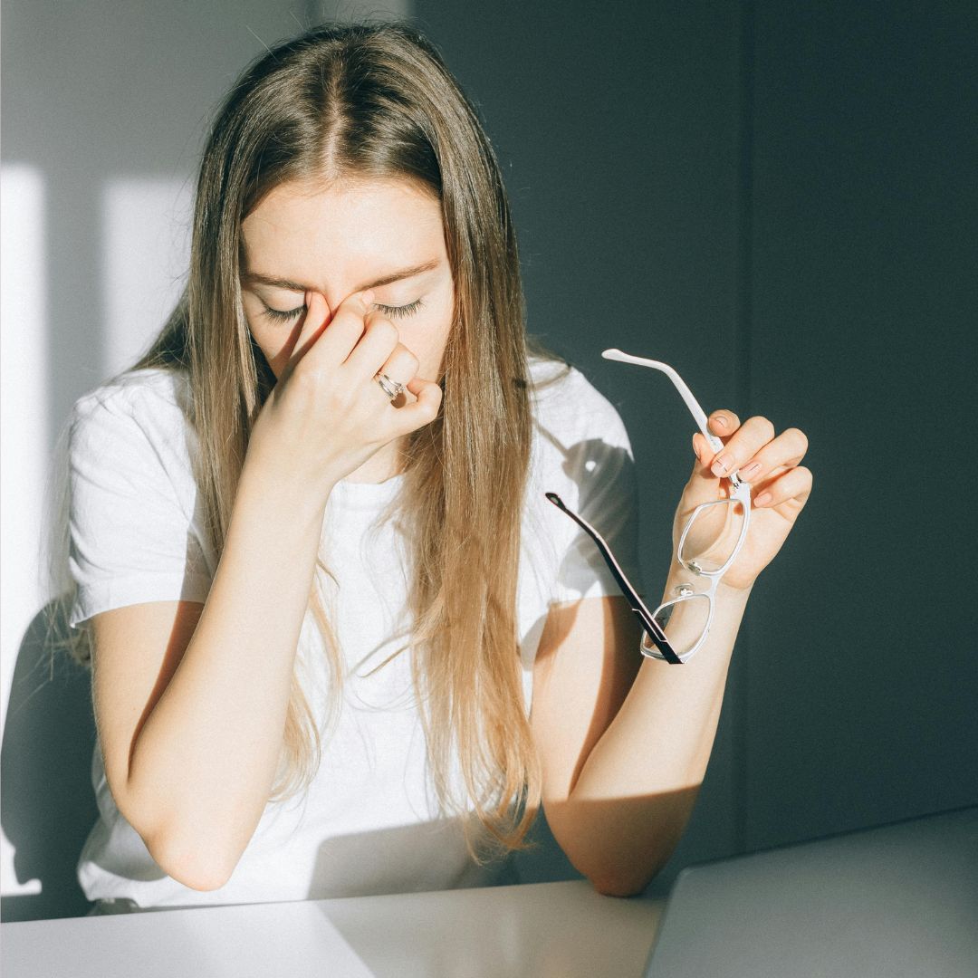 Phụ nữ bị mỏi mắt khi làm việc với màn hình máy tính — nguyên nhân và cách cải thiện - nguồn từ ELLE Vietnam