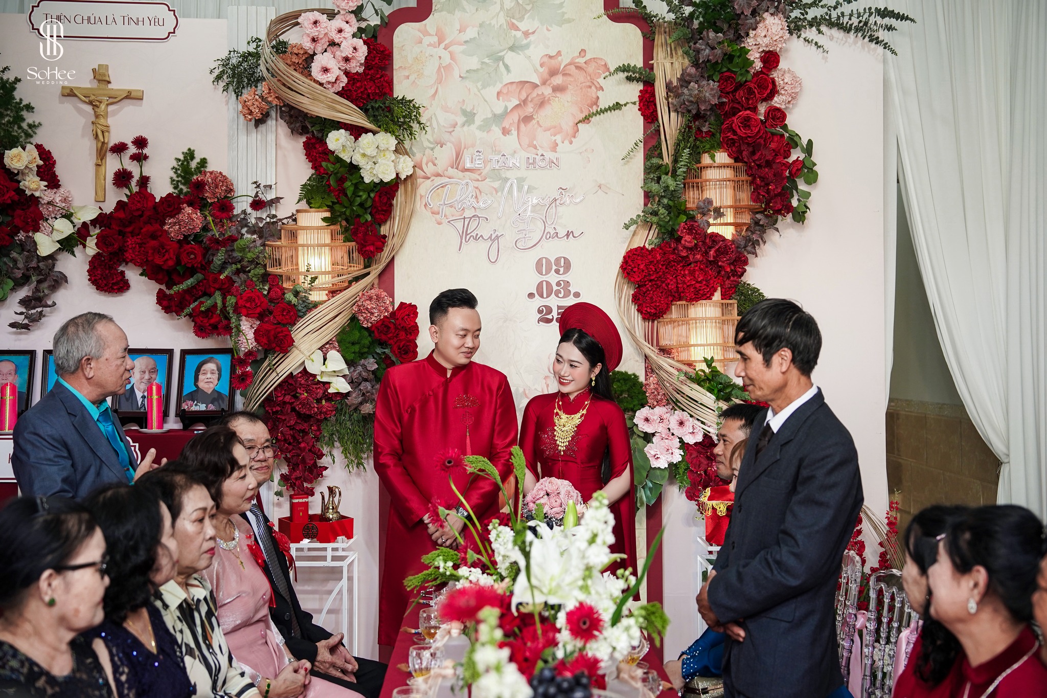 Xu hướng trang trí đám cưới 2025 tông màu ấm Mocha Mousse và beige – SoHee Wedding