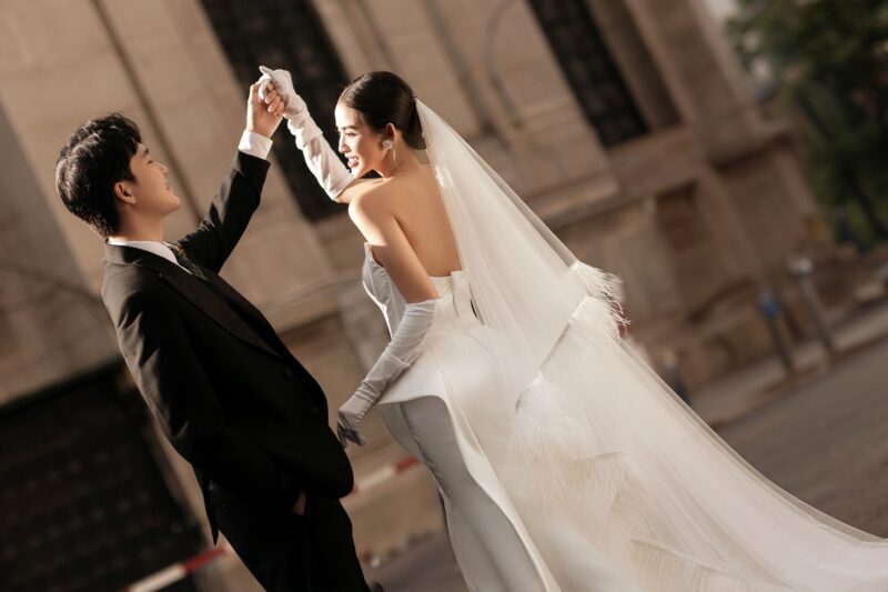 Cặp đôi chụp ảnh cưới ngoại cảnh phong cách cinematic với tone màu ấm đặc trưng