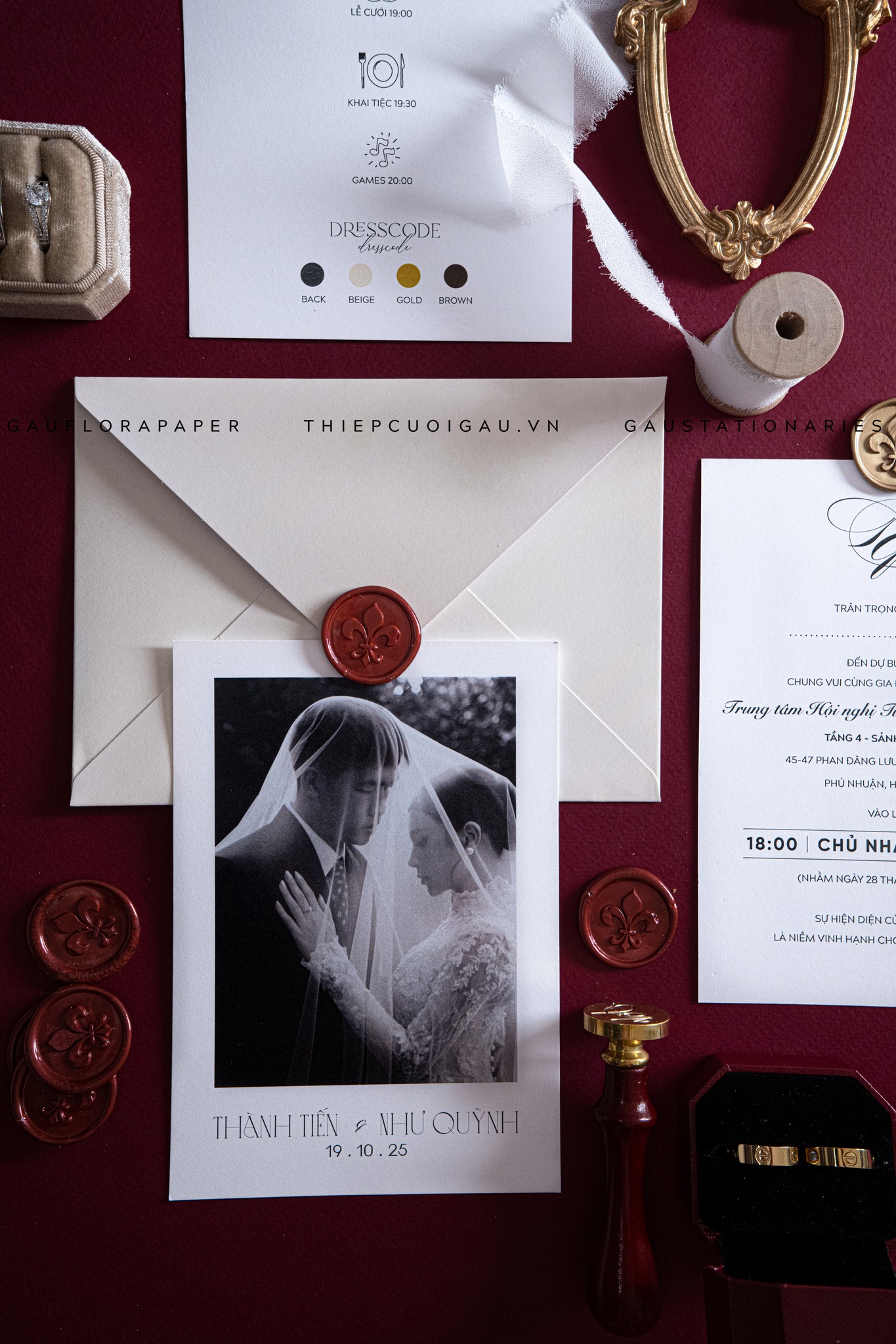 Thiệp cưới in ảnh đôi cá nhân hóa phong cách hiện đại 2025-2026