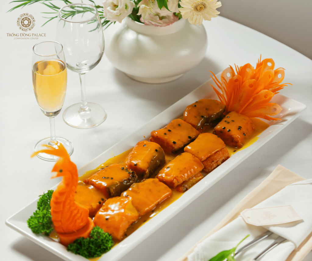 Cá hồi áp chảo sốt passion fruit – món chính tiệc cưới cao cấp phong cách Âu