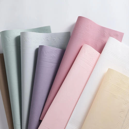 Chi tiết hoa 3D thủ công trên váy cưới, với hơn 300 bông hoa organza được tạo hình tay và kết hợp với pha lê cùng hạt cườm