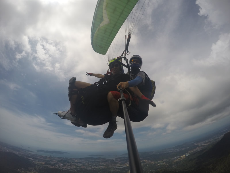 Du khách bay dù lượn với phi công chuyên nghiệp tại Kokol Hill, Sabah