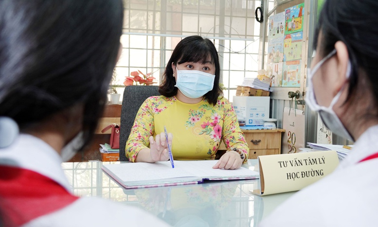 Buổi tư vấn tâm lý học đường, chuyên viên tâm lý làm việc với học sinh trong trường học