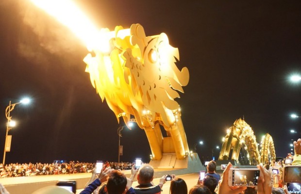 Cầu Rồng phun lửa rực sáng về đêm - nguồn từ vietnambooking