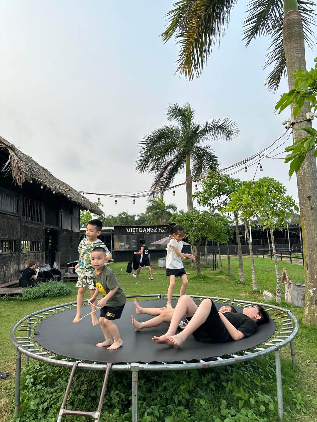 Vietgangz Glamping Club gần Hà Nội - lều canvas với khu vui chơi trẻ em