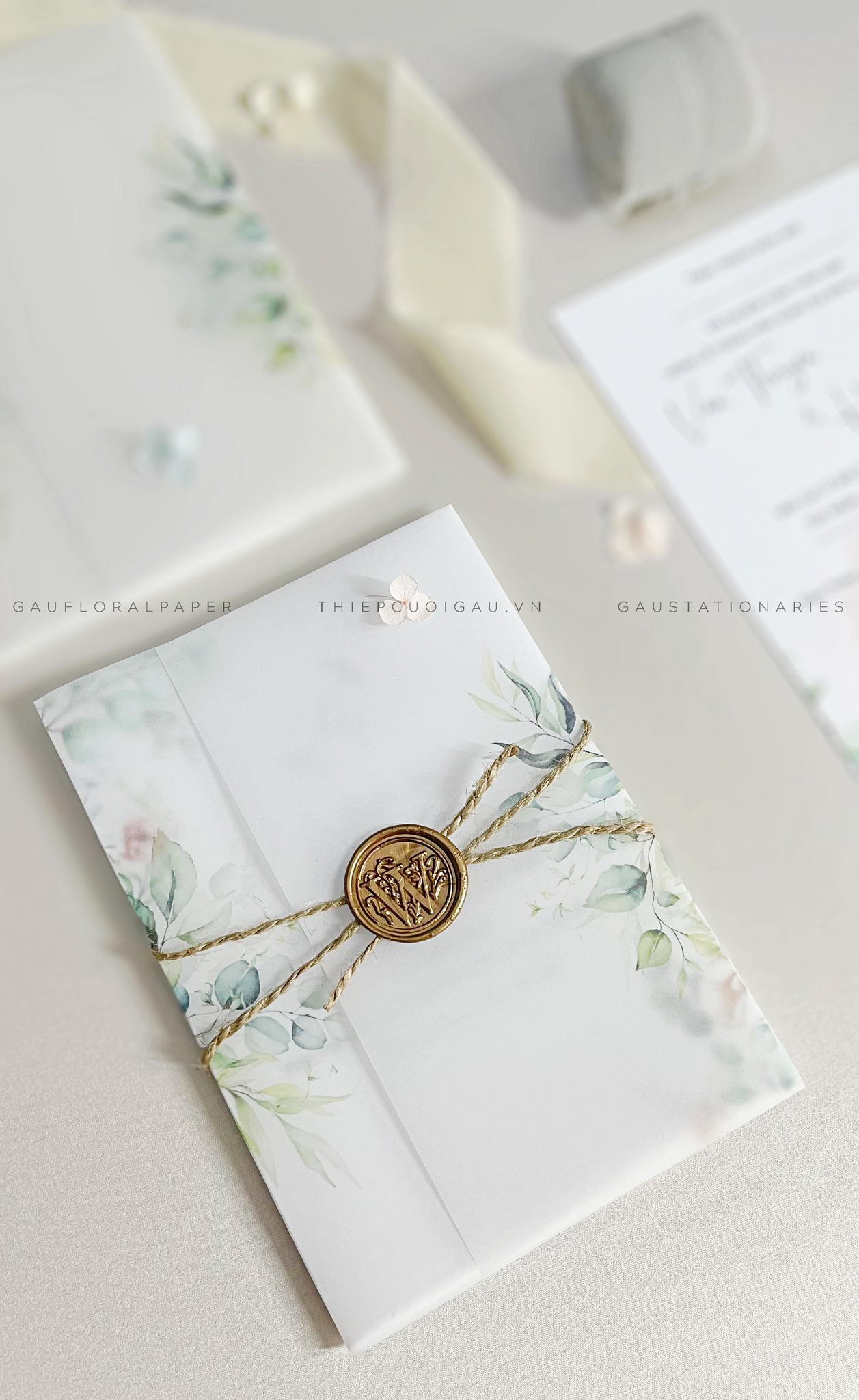 Thiệp cưới với con dấu sáp (wax seal) phong cách vintage sang trọng