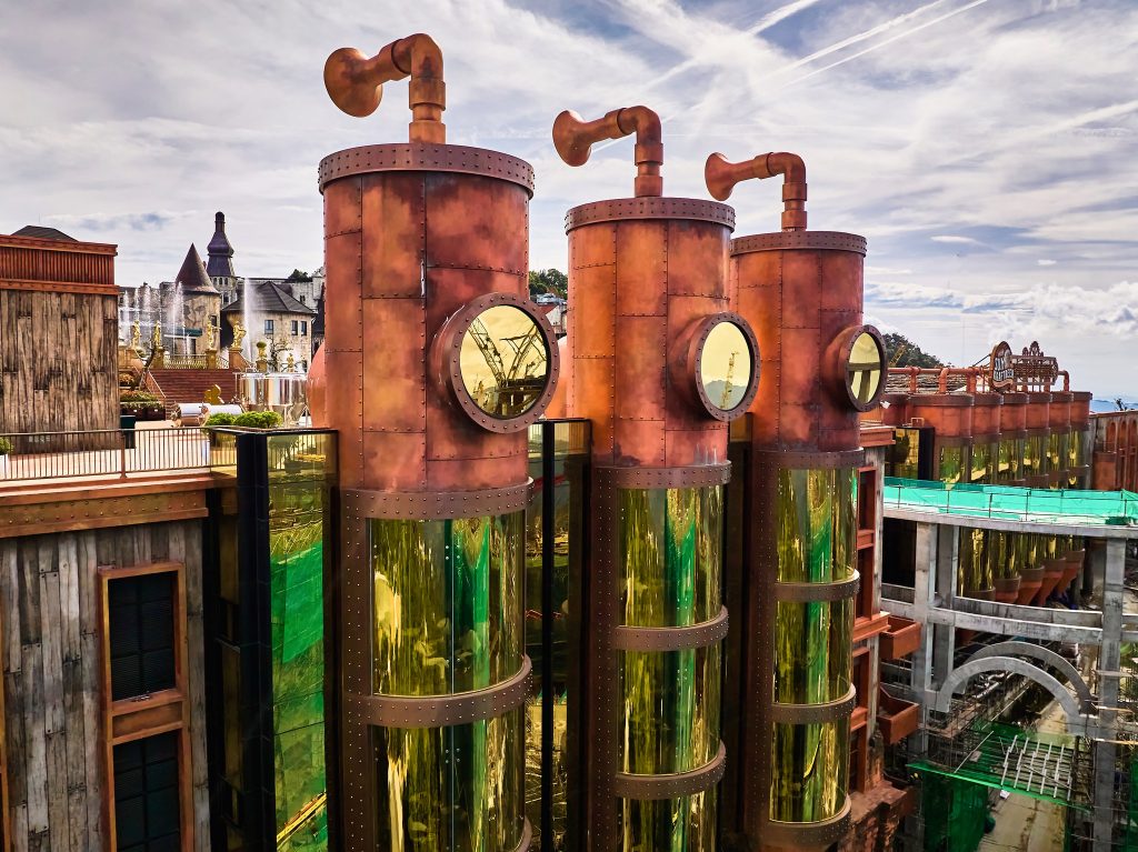 Khu vực sản xuất bia Sun KraftBeer với hệ thống bồn lên men và nồi đồng BrauKon