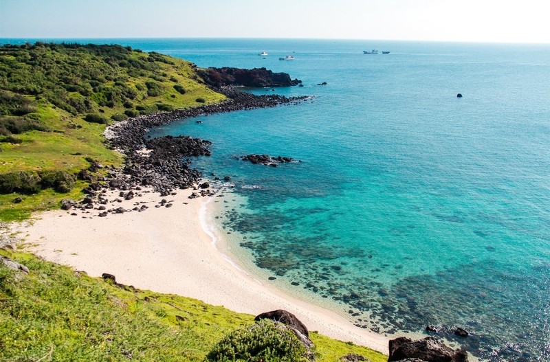 Bãi Minh Châu - bãi biển trong xanh với nước biển ngắt, cát trắng mịn - nguồn từ VnExpress